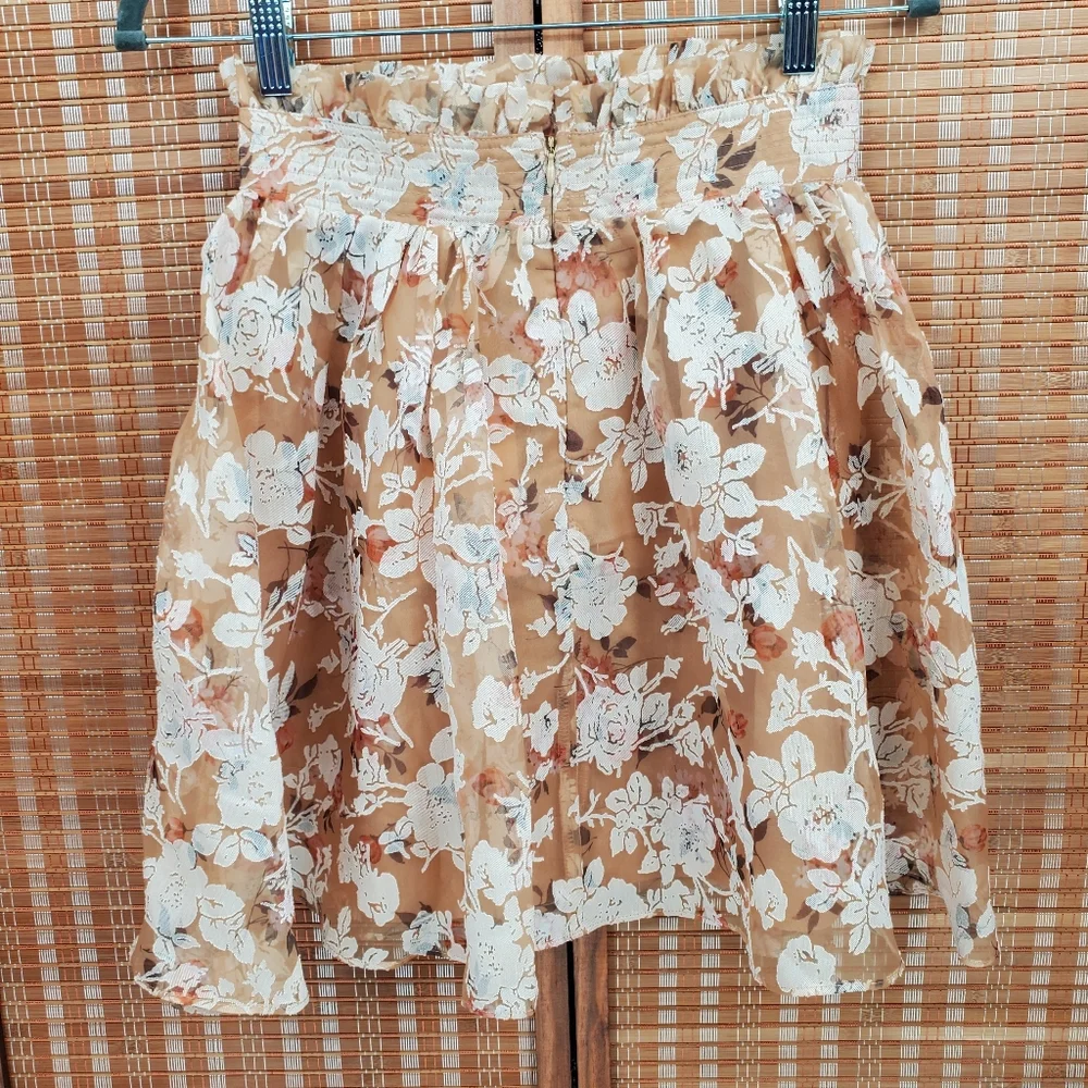 ♧ En Saison Pleated Floral A-line Mini Skirt Tan and Cream Size Small NWT
